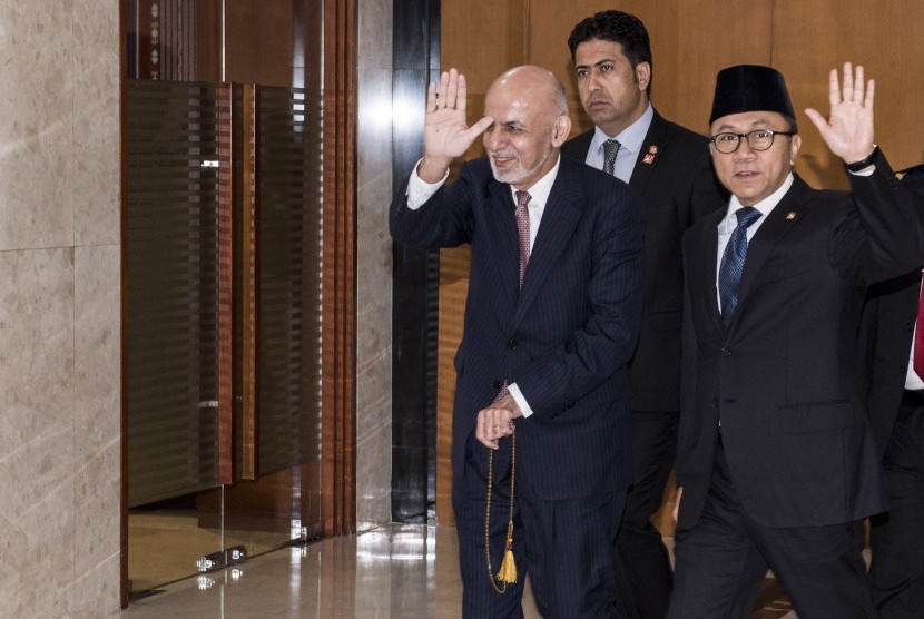 Ketua MPR Zulkifli Hasan (kanan) bersama Presiden Afganistan Mohammad Ashraf Ghani (kiri) melambaikan tangan seusai melakukan pertemuan di gedung Nusantara V, Komplek Parlemen Senayan, Jakarta, Kamis (6/4). 