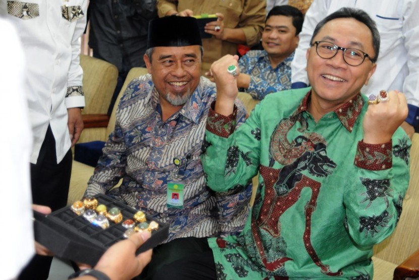 Ketua MPR Zulkifli Hasan (kanan) didampingi Rektor Universitas Muhammadiyah, Muharrir Asy'ary, (kiri) memperlihatkan batu cincin di tangannya disela kegiatan seminar sehari di Universitas Muhammadiyah, Banda Aceh, Rabu (27/5). 