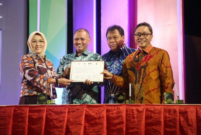 Ketua MPR, Zulkifli Hasan, memberikan sambutan dalam 'Festival Konstitusi dan Anti Korupsi' di kampus Universitas Hasanuddin, Makassar, Senin (24/10).