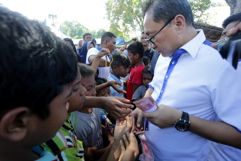 Ketua MPR Zulkifli Hasan ketika mengunjungi korban gempa Aceh