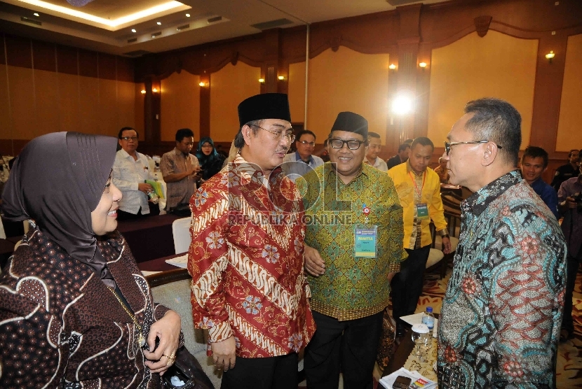   Ketua MPR Zulkifli Hasan (kanan) memberikan selamat kepada Ketua ICMI 2015 terpilih,Jimly Asshiddiqie (kedua kiri) di Mataram, Nusa Tenggara Barat, Ahad (13/12). (Republika/Agung Supriyanto)