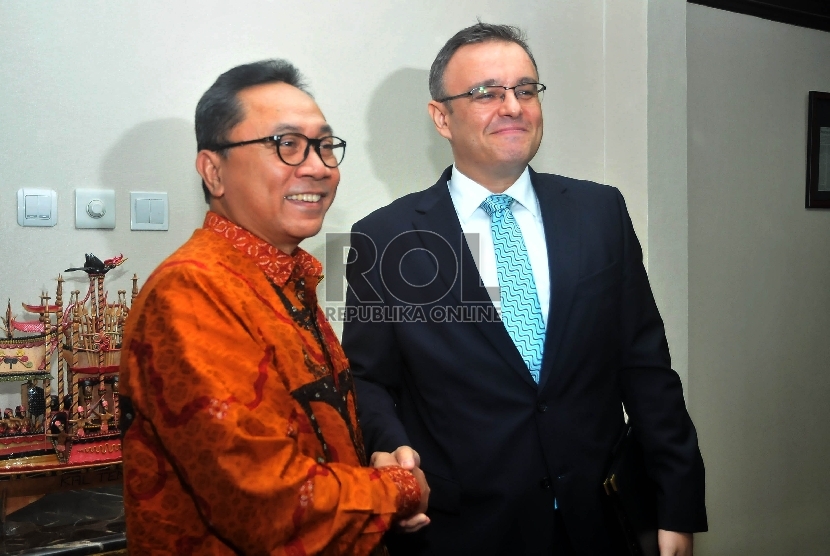 Ketua MPR Zulkifli Hasan (kanan) menerima kedatangan Dubes Slovakia, Michal Slivovic (kiri) diruang pimpinan MPR, Komplek Parlemen Senayan, Jakarta, Rabu (1/4).  (Republika/Rakhmawaty La'lang)