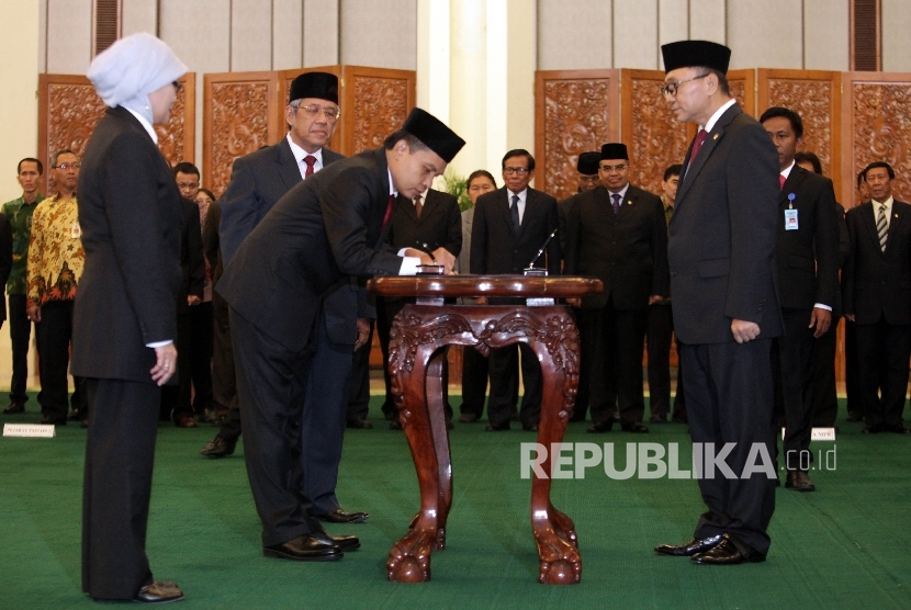 Ketua MPR Zulkifli Hasan (kanan) menyaksikan penandatanganan dokumen pelantikan jabatan oleh Sekretaris Jenderal MPR terpilih Ma'ruf Cahyono (ketiga kiri) saat dilantik di Kompleks Parlemen, Jakarta, Rabu (3/2).(Republika/Rakhmawaty La'lang)