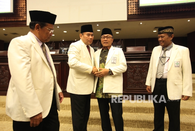  Ketua MPR Zulkifli Hasan (kedua kanan) berbincang bersama Ketua Umum DPP Badan Koordinasi Mubalig Indonesia (Bakomubin) Deddy Ismatullah (kedua kiri) , Wakil Ketua Majelis Syuro Nasional Anwar Sanusi (kiri) ,dan Sekjen DPP Bakomubin Abdurrahman Tardjo (kanan)saat pembukaan secara simbolik Seminar Nasional Kebangsaan Gerakan Mubaligh Bela Negara dan Sosialisasi Empat Pilar MPR RI di Gedung Nusantara V, Kompleks Parlemen,Senayan, Jakarta, Rabu (2/5).