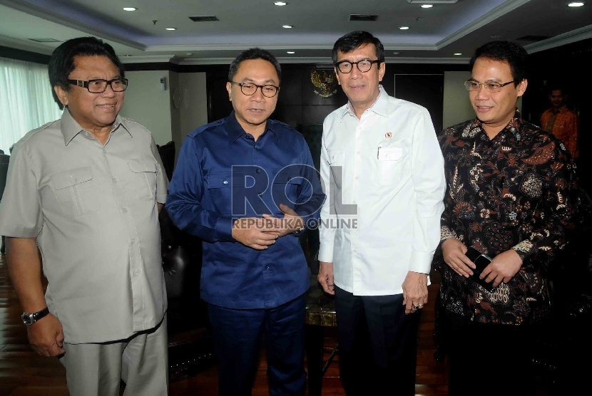 Ketua MPR Zulkifli Hasan menerima kedatangan Menteri Hukum dan HAM Yasonna Laoly saat tiba di ruang pimpinan MPR, Kompleks Parlemen Senayan, Jakarta, Kamis (12/3). (Republika/Agung Supriyanto)