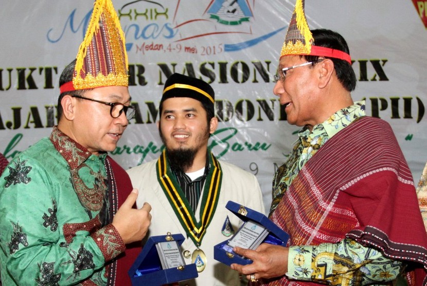 Ketua MPR Zulkifli Hasan (kedua kiri) Wakil Ketua DPD Farouk Muhammad (kedua kanan) bersama Ketum PB Pelajar Islam Indonesia (PII) Randi Muchariman (tengah) dipasangkan ulos pada Muktamar Nasional ke-29 PII, di Medan, Sumatera Utara, Senin (4/5).