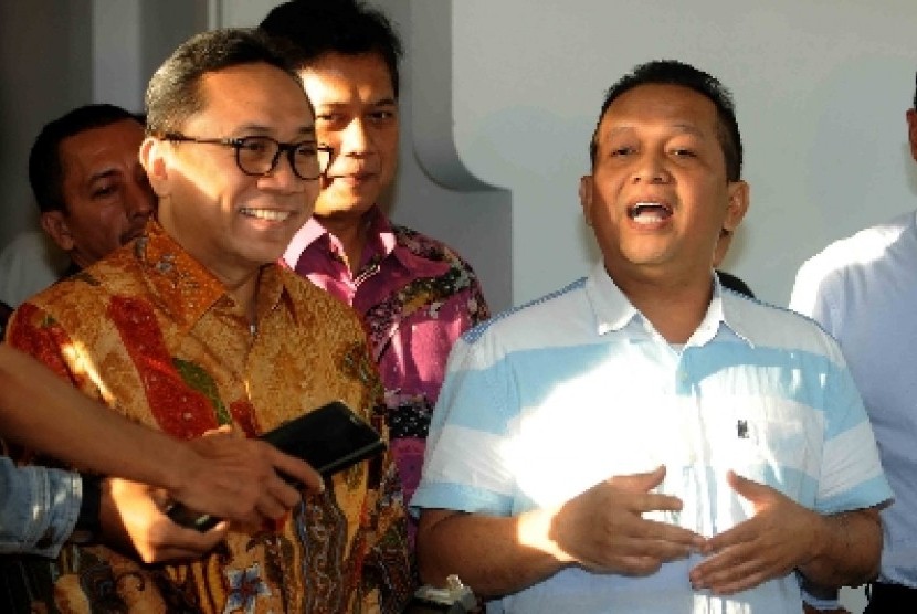 Ketua MPR Zulkifli Hasan (kiri).