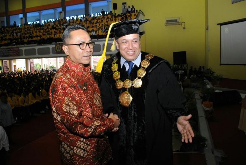 Ketua MPR Zulkifli Hasan (kiri).