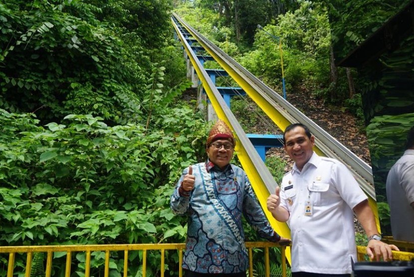 Ketua MPR Zulkifli Hasan (kiri).