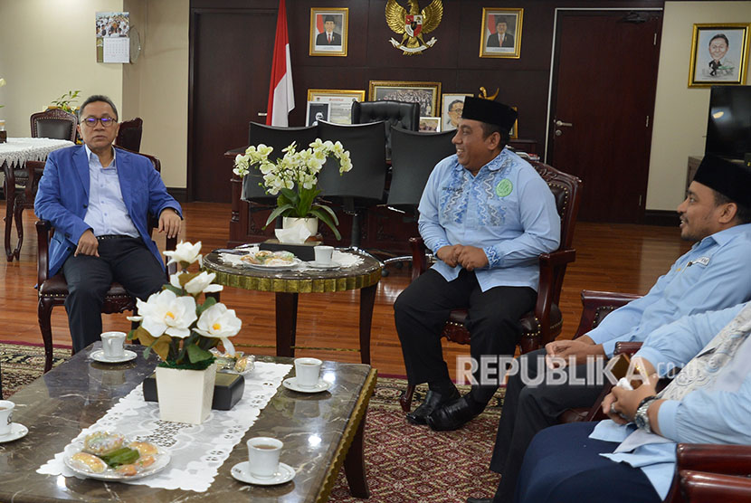 Ketua MPR Zulkifli Hasan (kiri) berbincang dengan Ketua Umum Dewan Pengurus Pusat Badan Komunikasi Pemuda Remaja Masjid Indonesia (DPP BKPRMI) Said Aldi Al-Idrus (tengah) beserta pengurus saat audiensi di Kompleks Parlemen Senayan, Jakarta, Kamis (28/6). 