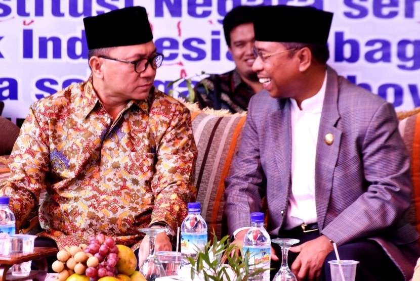 Ketua MPR Zulkifli Hasan (kiri) bersama Wakil Gubernur NTB Muhammad Amin dalam sosialiasi empat pilar di Mataram, NTB, Jumat (11/8).