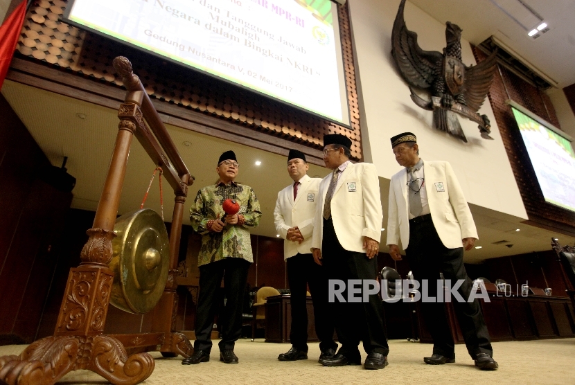  Ketua MPR Zulkifli Hasan (kedua kanan) berbincang bersama Ketua Umum DPP Badan Koordinasi Mubalig Indonesia (Bakomubin) Deddy Ismatullah (kedua kiri) , Wakil Ketua Majelis Syuro Nasional Anwar Sanusi (kiri) ,dan Sekjen DPP Bakomubin Abdurrahman Tardjo (kanan)saat pembukaan secara simbolik Seminar Nasional Kebangsaan Gerakan Mubaligh Bela Negara dan Sosialisasi Empat Pilar MPR RI di Gedung Nusantara V, Kompleks Parlemen,Senayan, Jakarta, Rabu (2/5).