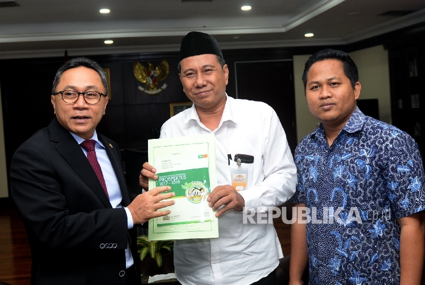 Ketua MPR Zulkifli Hasan (kiri) menemui Divisi Jaringan PPMRI-NU Ansori M Nuh (tengah) dan rombongan dari Pengurus Pusat Rabithah Maahid Islamiyah (PPMRI) NU di Komplek Parlemen Senayan, Jakarta, Senin (20/3).