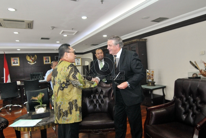   Ketua MPR Zulkifli Hasan (kiri)menerima delegasi angota Senator dan parlemen Australia yang dipimpin oleh Senator Chris Back (kanan)di Ruang Pimpinan MPR RI, Gedung Parlemen, Senayan, Jakarta, Senin (28/9).   (Republika/Rakhmawaty La'lang)