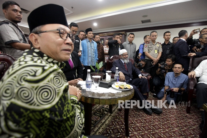 Ketua MPR Zulkifli Hasan (kiri) menerima kedatangan Cendekiawan muslim asal India Zakir Naik di kantornya, Kompleks Parlemen, Jakarta, Jumat (31/3).