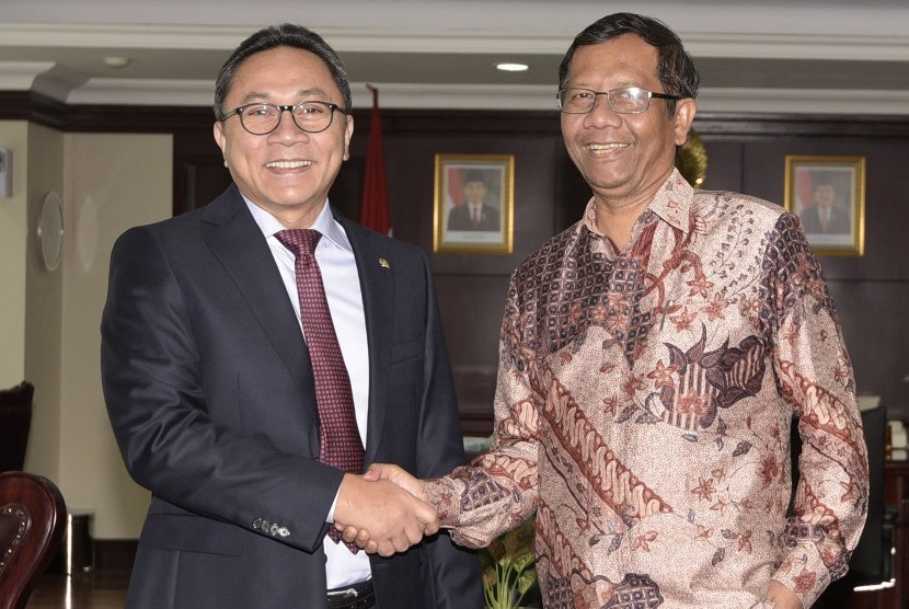 Ketua MPR Zulkifli Hasan (kiri) menerima kunjungan mantan Ketua MK Mahfud MD (kanan) selaku perwakilan Asosiasi Pengajar Hukum Tata Negara (HTN) dan Hukum Administrasi Negara (HAN) di Kompleks Parlemen, Senayan, Jakarta, Selasa (13/10). 