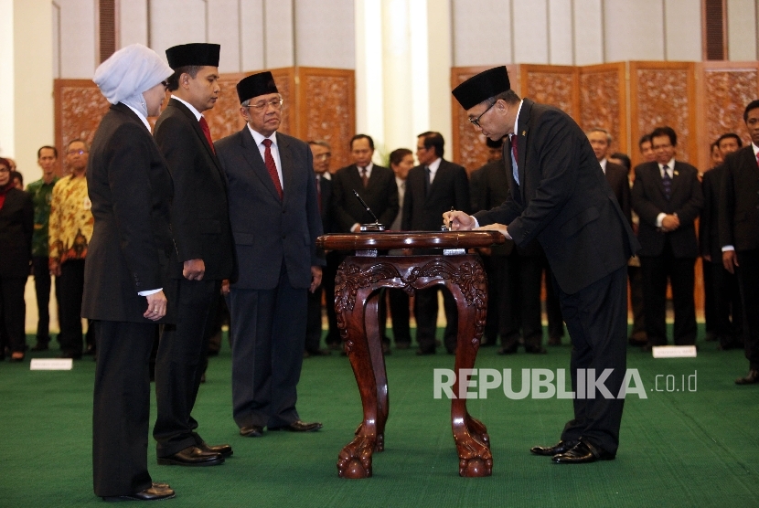 Ketua MPR Zulkifli Hasan (kanan) menyaksikan penandatanganan dokumen pelantikan jabatan oleh Sekretaris Jenderal MPR terpilih Ma'ruf Cahyono (ketiga kiri) saat dilantik di Kompleks Parlemen, Jakarta, Rabu (3/2).(Republika/Rakhmawaty La'lang)