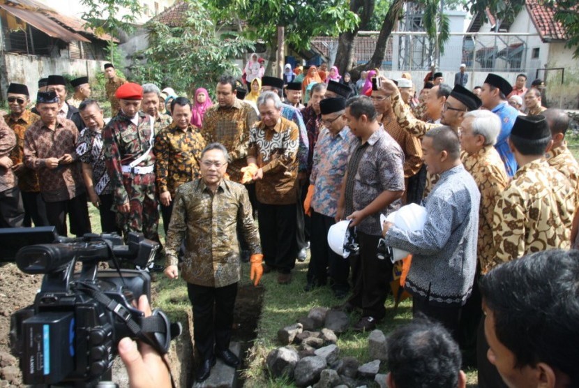 Ketua MPR Zulkifli Hasan meletakkan batu pertama pembangunan asrama Panti Asuhan Keluarga Yatim Muhammadiyah (PAKYM) Surakarta di Jl. Brigjen Slamet Riyadi, Kecamatan Laweyan, Solo, Jumat (27/10). 