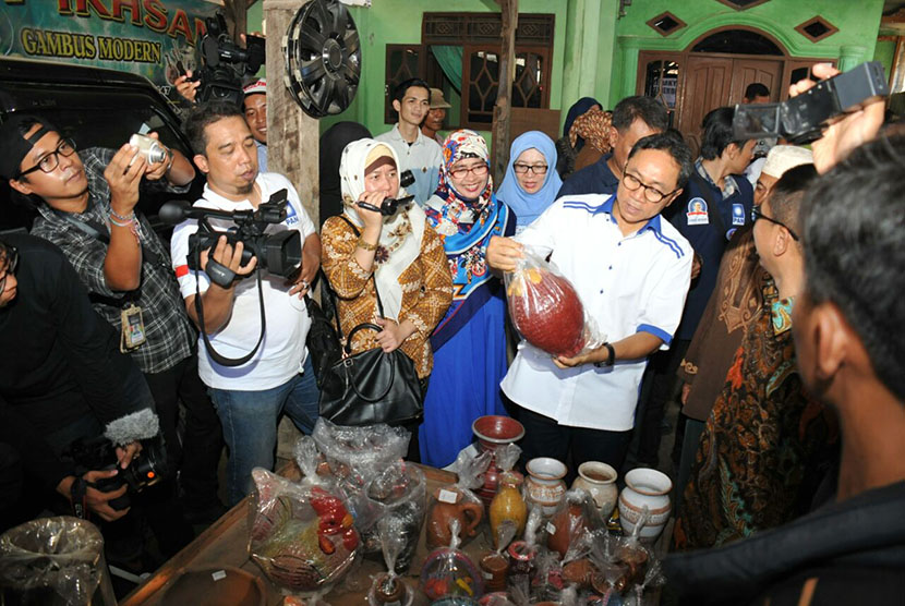 Ketua MPR Zulkifli Hasan melihat hasil kerajinan gerabah di Serang, Banten.