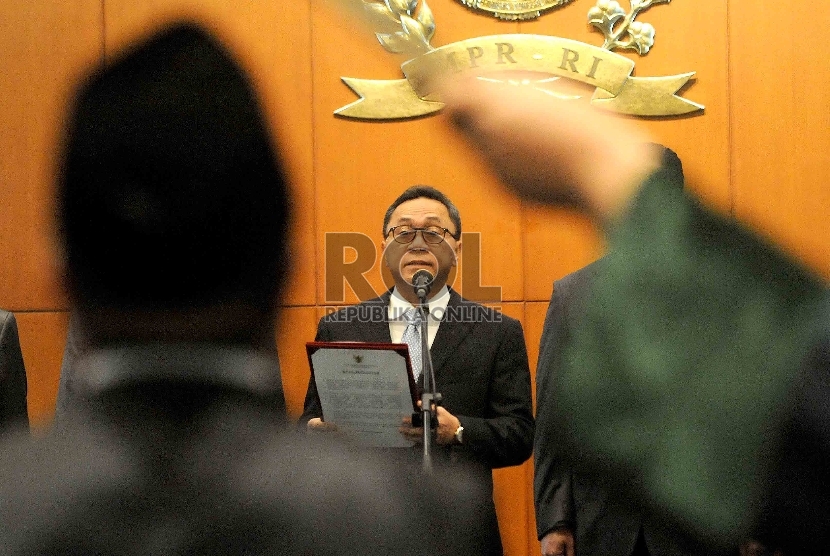 Ketua MPR Zulkifli Hasan membacakan sumpah saat melantik anggota MPR baru, Ferry Kase dan Abdul Aziz di ruang Delegasi MPR, Kamis (22/1). (Republika/Agung Supriyanto)