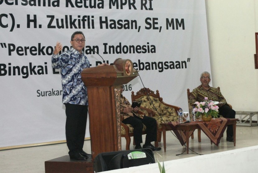 Ketua MPR Zulkifli Hasan memberi kuliah umum dengan tema Perekonomian Indonesia dalam Bingkai Empat Pilar Kebangsaan di Fakultas Ekonomi dan Bisnis Universitas Sebelas Maret (UNS), Solo, Jawa Tengah, Jumat (25/11). ?