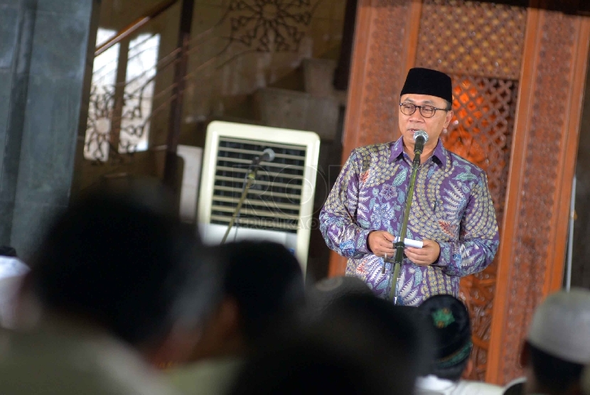   Ketua MPR Zulkifli Hasan memberi sambutan dalam acara Dzikir Nasional 2014 di Masjid At-Tin, Jakarta, Rabu (31/12). 