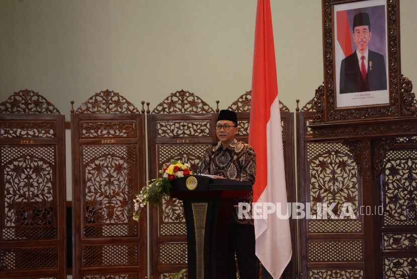Ketua MPR RI, Zulkifli Hasan, memberi sambutan dalam pembukaan Konferensi Nasional Etika Kehidupan Berbangsa di Kompleks Parlemen, Jakarta, Rabu (31/5).