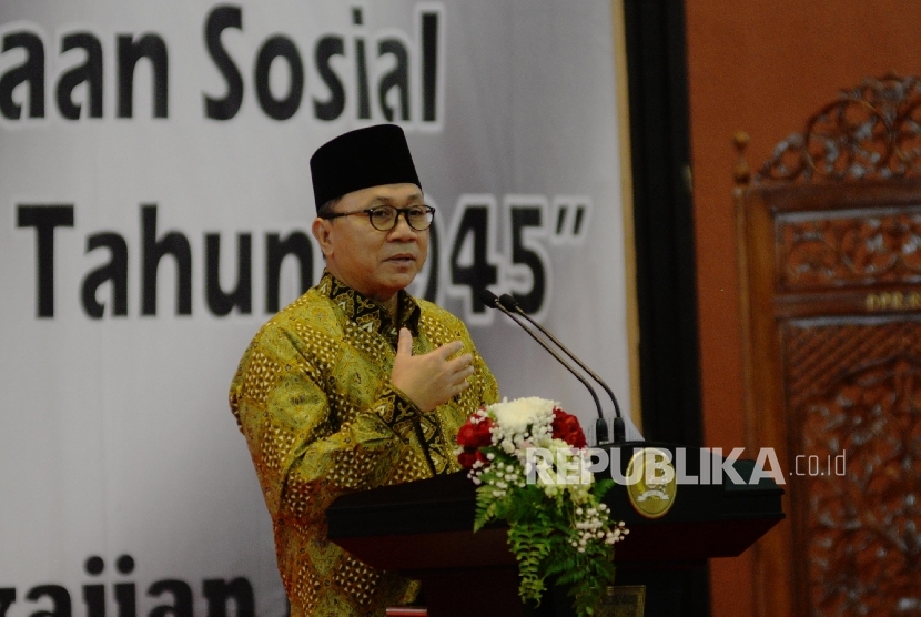  Ketua MPR Zulkifli Hasan memberi sambutan saat pembukaan Simposium Nasional di Kompleks Parlemen, Senayan, Jakarta, Rabu (12/7). 
