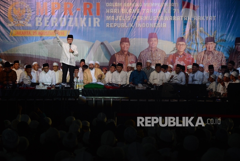 Ketua MPR Zulkifli Hasan memberikan kata sambutan saat menghadiri Dzikir bersama yang dipimpin oleh Habib Syech Bin Abdul Qodir (tengah) di Lapangan Sepak Bola Kompleks Parlemen, Jakarta, Senin (29/8) malam. 