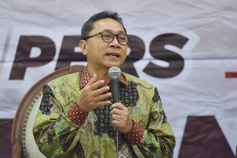 Ketua MPR Zulkifli Hasan memberikan keterangan terkait pelaksanaan pilkada damai di Kompleks Parlemen Senayan, Jakarta, Selasa (14/2). 