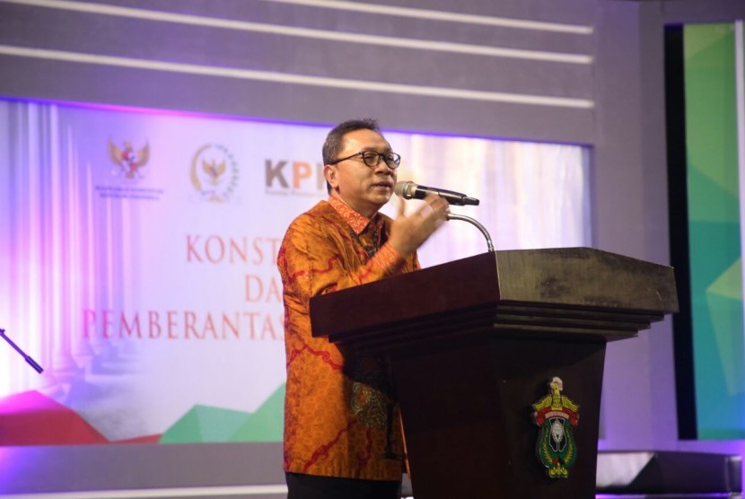 Ketua MPR, Zulkifli Hasan, memberikan sambutan dalam 'Festival Konstitusi dan Anti Korupsi' di kampus Universitas Hasanuddin, Makassar, Senin (24/10).