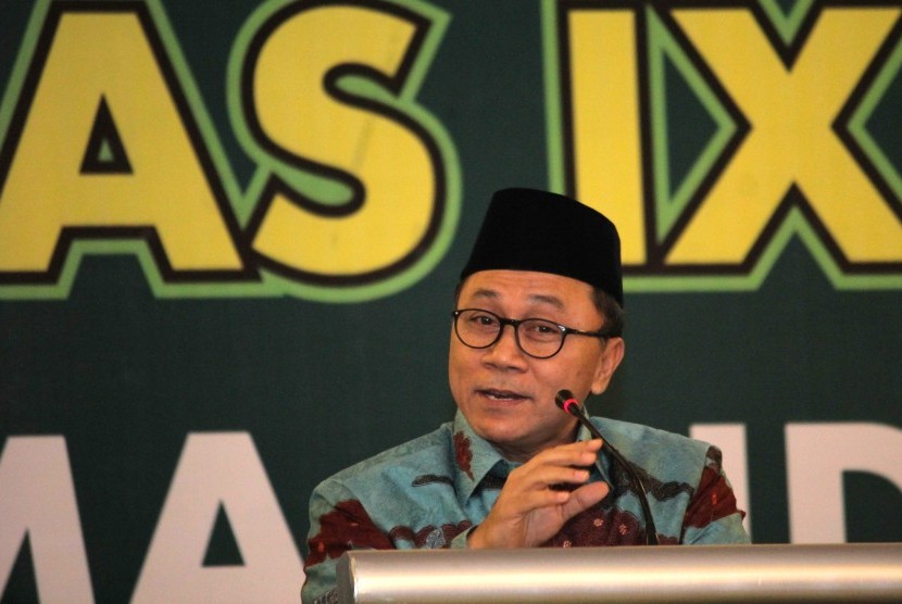Ketua MPR Zulkifli Hasan memberikan sambutan pada acara Taaruf dan Halal Bihalal Majelis Ulama Indonesia (MUI) di Surabaya, Jawa Timur, Senin (24/8) malam.