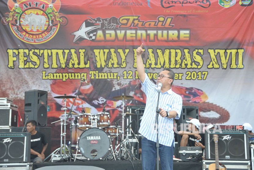 Ketua MPR, Zulkifli Hasan membuka Festival Way Kambas XVII di Taman Nasional Way Kambas, Lampung Timur, Ahad (12/11).