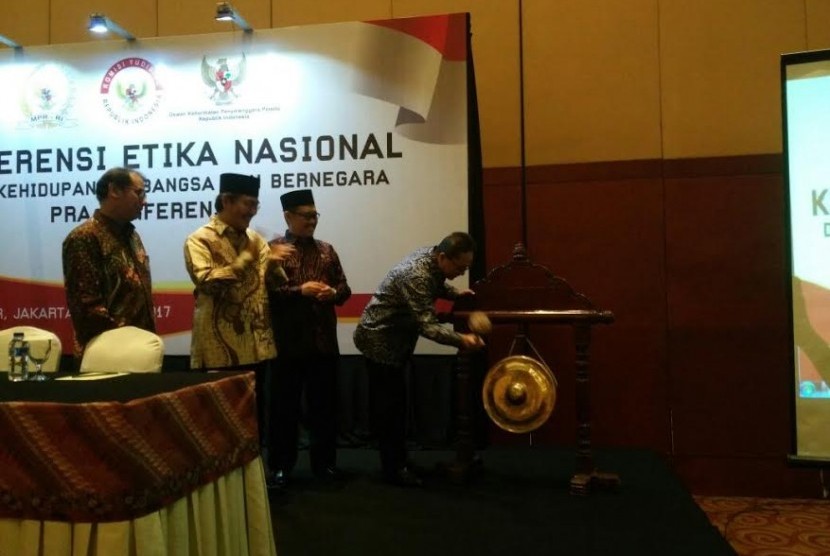 Ketua MPR Zulkifli Hasan membuka konferens Etika Nasional, Rabu (5/4).i