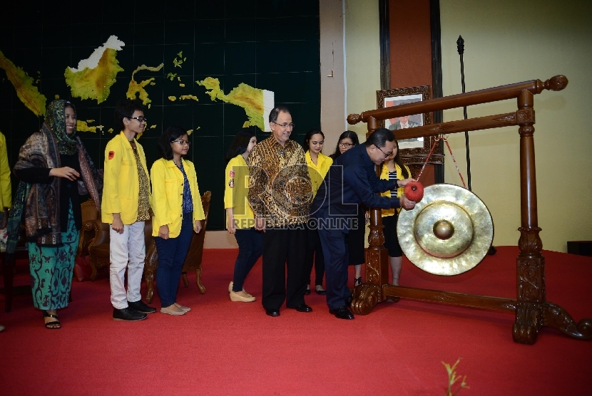  Ketua MPR, Zulkifli Hasan membuka Rakernas Center Election and Political Party University Link yang diadakan di Gedung DPR, Jakarta, Jumat (12/6). (Republika/Raisan Al Farisi)