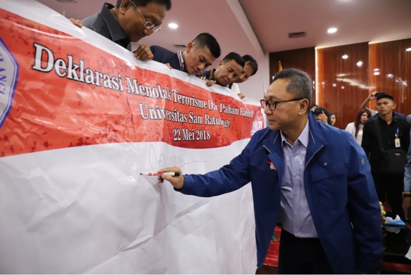 Ketua MPR Zulkifli Hasan memimpin Deklarasi Gerakan Tolak Terorisme dan Rafikalisme di Manado, Sulawesi Utara, Selasa (22/5).