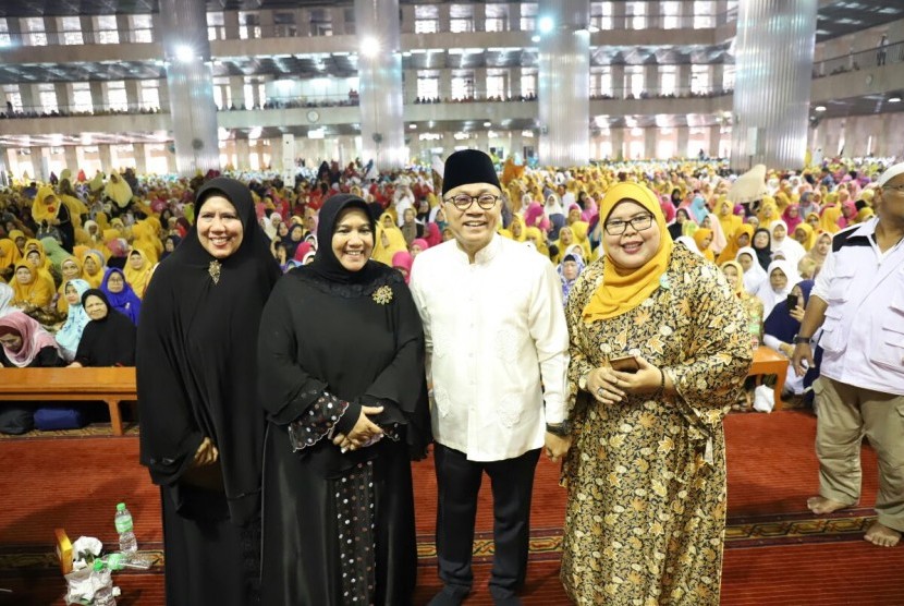Ketua MPR Zulkifli Hasan mendapat kehormatan melantik Pengurus Forum Komunikasi Ustadzah se Jakarta (FOKUS) di Masjid Istiqlal.