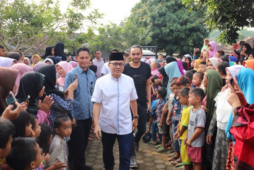 Ketua MPR, Zulkifli Hasan mendatangi desa kelahirannya, Desa Pisang, Lampung Selatan, Senin (11/6).