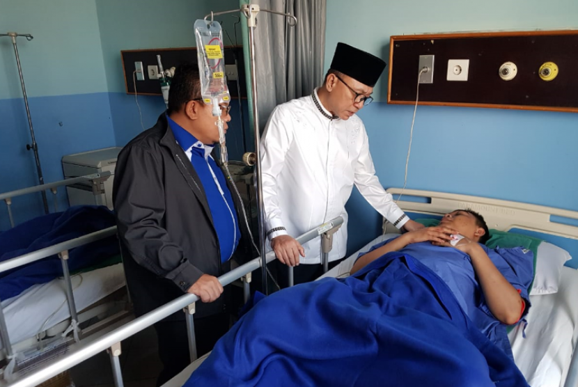Ketua MPR Zulkifli Hasan mendatangi RSUD Tarakan menjenguk korban luka akibat ricuh demonstrasi di kawasan Tanah Abang, Jakarta Pusat, Rabu (22/5).