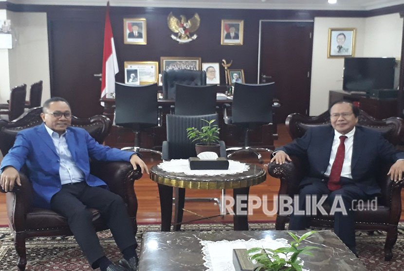 Ketua MPR Zulkifli Hasan menemui mantan Menteri Koordinator Bidang Kemaritiman Rizal Ramli di Ruangan Pimpinan Lantai 9, Komplek Parlemen, Senayan, Jakarta, Kamis (3/5).