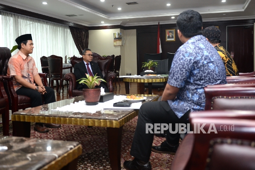 Ketua MPR Zulkifli Hasan (kiri) menemui Divisi Jaringan PPMRI-NU Ansori M Nuh (tengah) dan rombongan dari Pengurus Pusat Rabithah Maahid Islamiyah (PPMRI) NU di Komplek Parlemen Senayan, Jakarta, Senin (20/3).