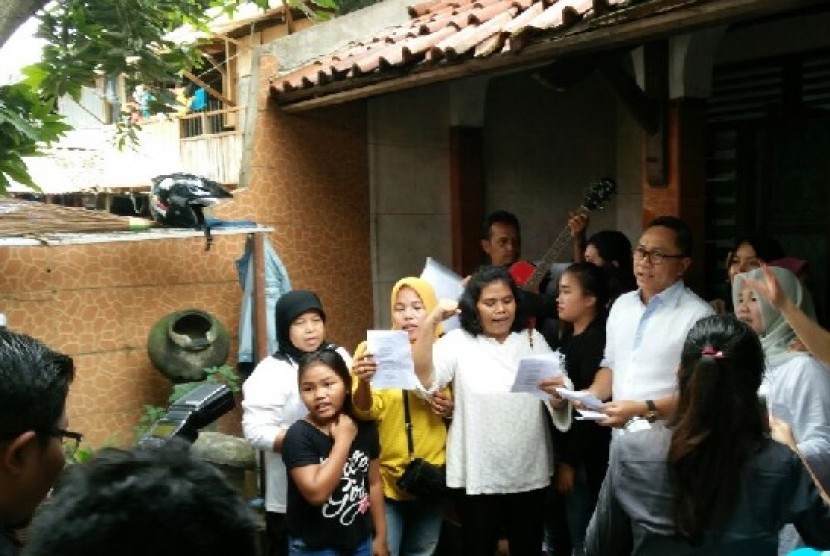 Ketua MPR Zulkifli Hasan menemui perwakilan korban gusuran Kampung Aquarium, Kali Jodo dan Bukit Duri. . 