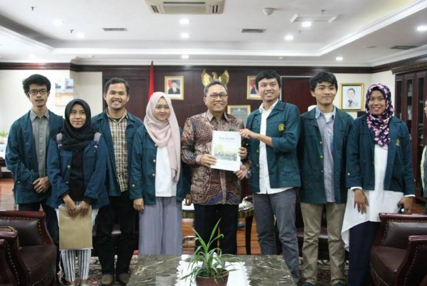 Ketua MPR Zulkifli Hasan menerima audiensi BEM Universitas Indonesia dan Keluarga Mahasiswa Institut Teknologi Bandung di ruang kerja MPR, Senin (29/5). 