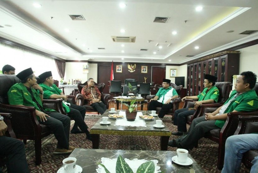 Ketua MPR, Zulkifli Hasan menerima audiensi Pengurus Pusat Gerakan Pemuda Anshor (GP Anshor) di ruang Ketua MPR, Nusantara III Kamis (16/3).