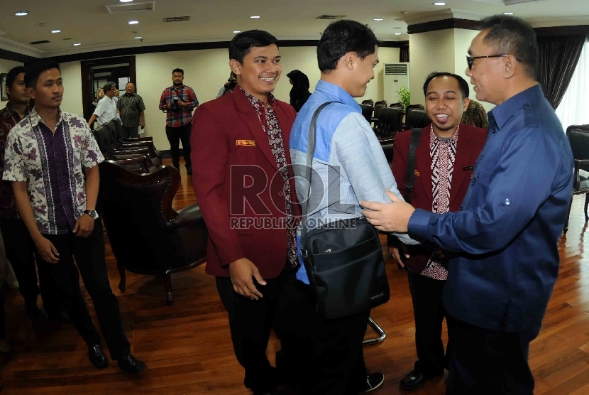 Ketua MPR, Zulkifli Hasan menerima delegasi Mahasiswa Persatuan Islam (Hima Persis) di ruang kerja MPR Kompleks Parlemen Senayan, Jakarta, Selasa (7/4).  (Republika/Agung Supriyanto)