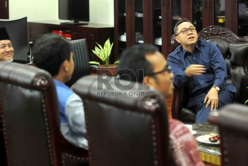 Ketua MPR, Zulkifli Hasan menerima delegasi Mahasiswa Persatuan Islam (Hima Persis) di ruang kerja MPR Kompleks Parlemen Senayan, Jakarta, Selasa (7/4).  (Republika/Agung Supriyanto)