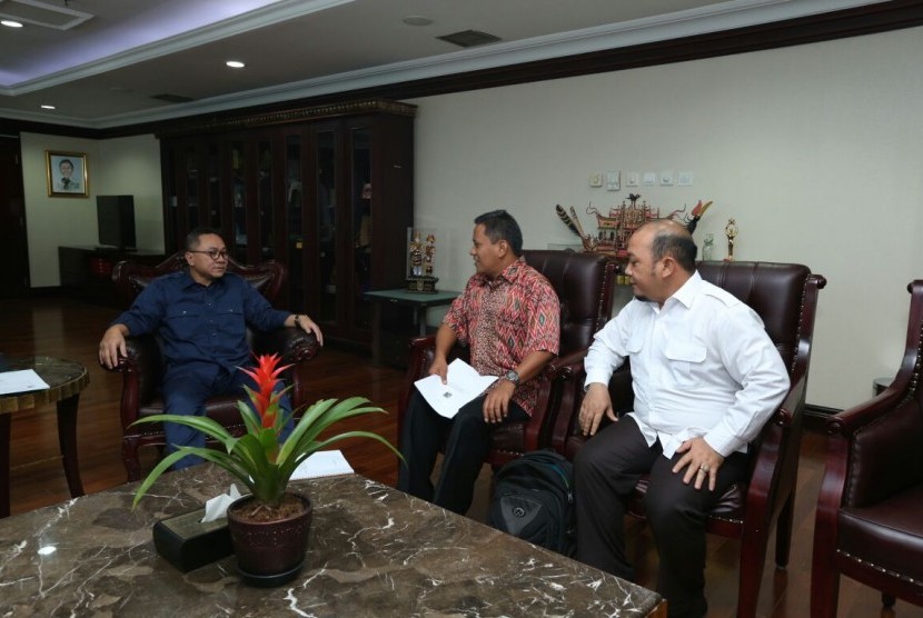 Ketua MPR Zulkifli Hasan menerima Dr. Aidinil Zetra Ketua Panitia Pekan Politik Kebangsaan Universitas Andalas 