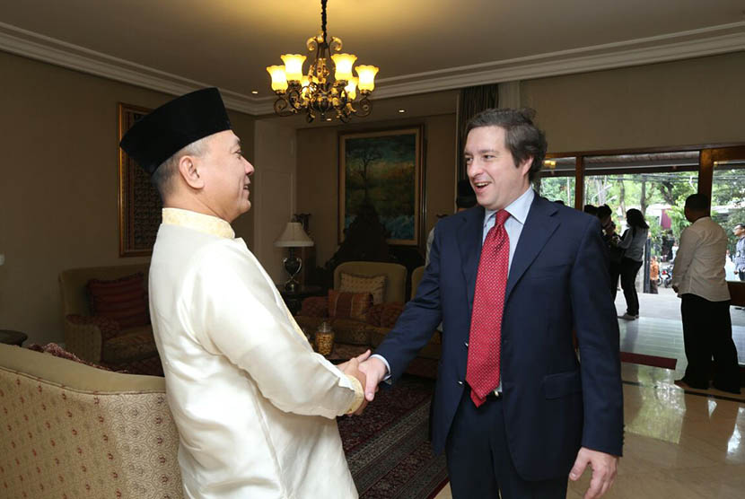  Ketua MPR Zulkifli Hasan menerima Duta Besar negara sahabat, saat open house Idul Fitri di rumah dinas Widya Chandra, Jakarta, Jumat (17/7).  (foto : dok. MPR)