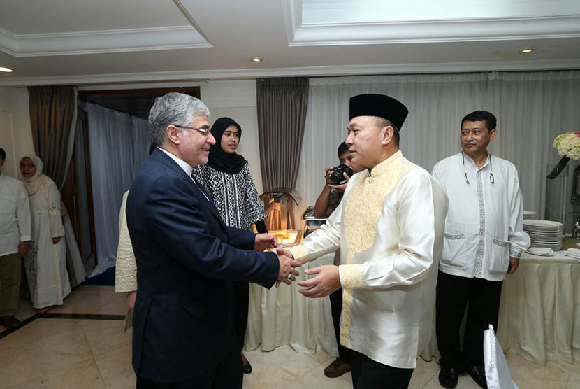  Ketua MPR Zulkifli Hasan menerima Duta Besar negara sahabat, saat open house Idul Fitri di rumah dinas Widya Chandra, Jakarta, Jumat (17/7).  (foto : dok. MPR)