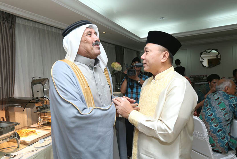  Ketua MPR Zulkifli Hasan menerima Duta Besar negara sahabat, saat open house Idul Fitri di rumah dinas Widya Chandra, Jakarta, Jumat (17/7).  (foto : dok. MPR)